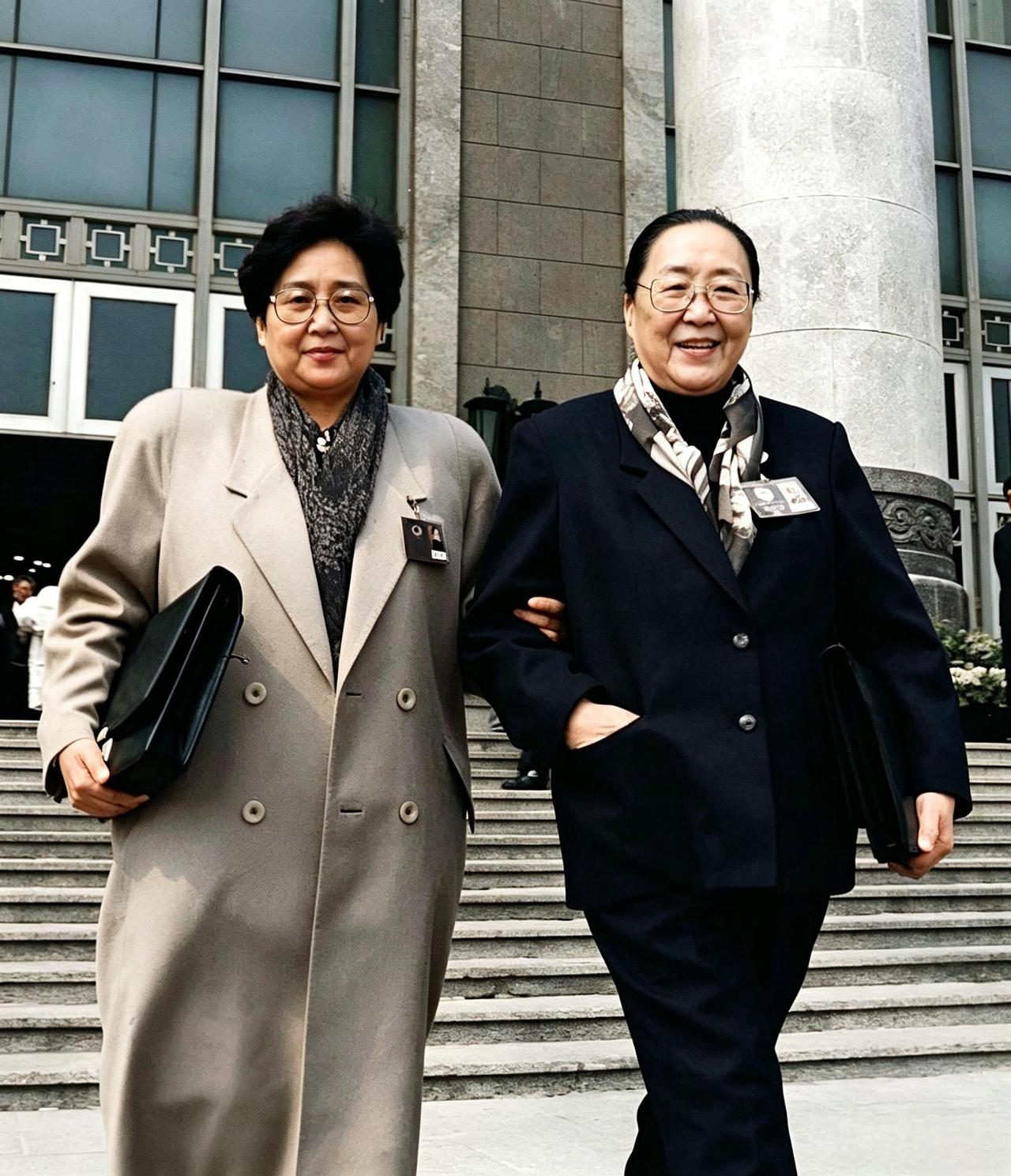 这是全国唯一终身制全国政协委员孔德懋与女儿柯兰。孔德懋一百多年的人生中经历得太多