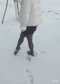 姑娘劝你下次出来在雪地画圆的时候,一定要换双鞋子,因为你的鞋子一点