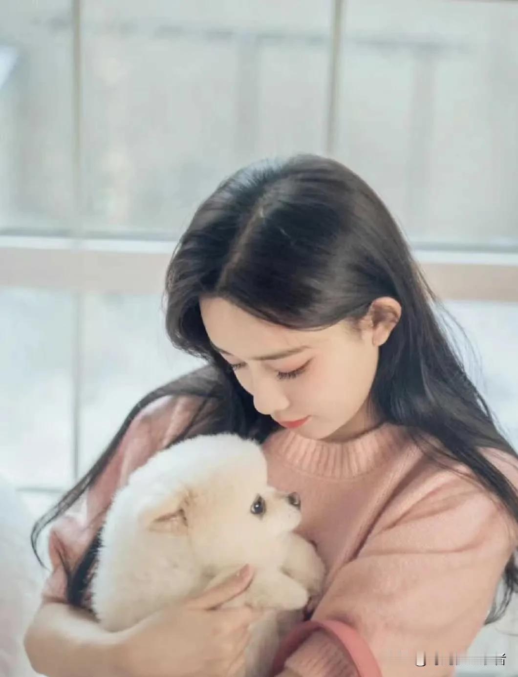 孟子义和她的巧克力，真是干净的女人把宠物都养的很仔细，巧克力也是孟子义的陪伴，不