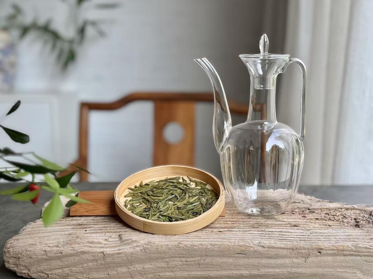 绿茶到底要不要洗茶？和白茶、黄茶一样，喝绿茶不建议洗茶。尤其是优质的西湖龙井