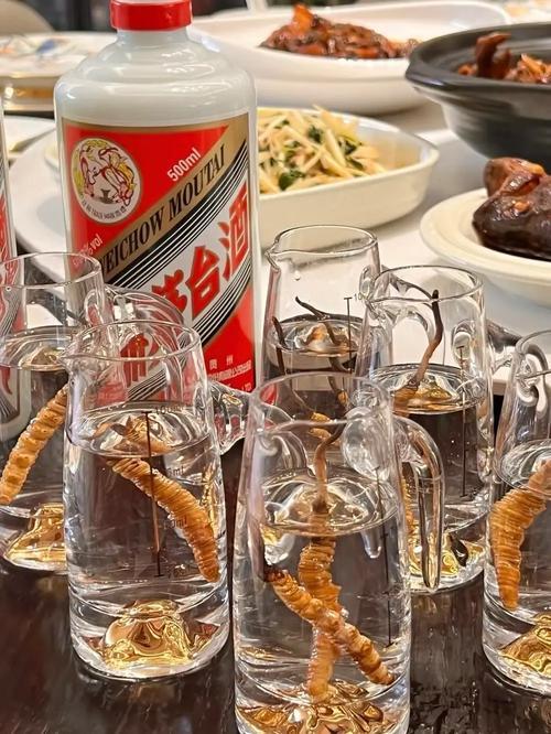 我老公时常对外界标榜自己不馋酒，在家滴酒不沾。是的，他确实在家滴酒不沾。但他