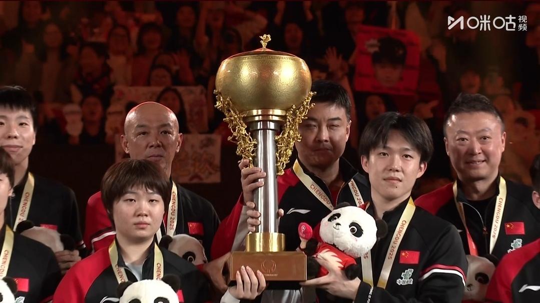 今天颁奖合照环节，镜头扫过领奖台的时候，孙颖莎同学正在跟日本队的早田希娜讲小话，