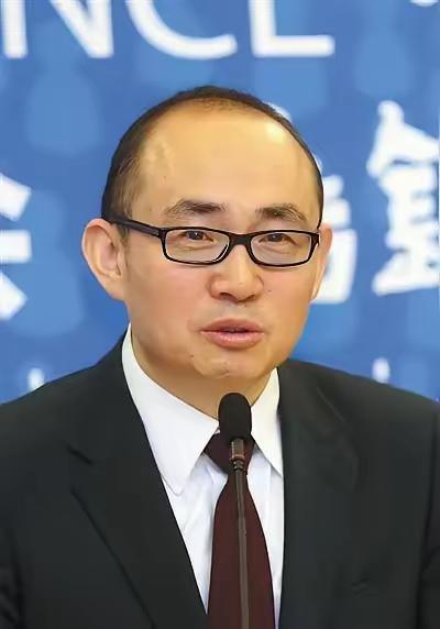 相当年，这四位可都是地产界叱咤风云的人物啊……到如今，只有潘石屹奔走美国，全身