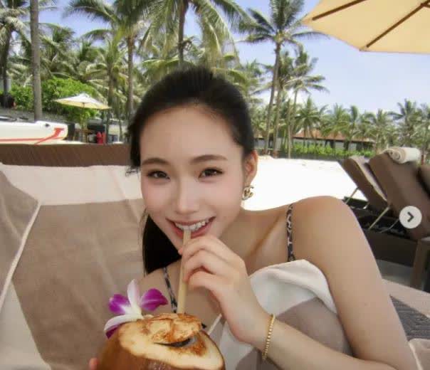 小S二女儿再晒度假照：比基尼外裹浴巾，戴着香奈儿耳环，金手链，高马尾配椰子水