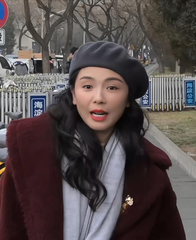 刘涛现身央视大楼，参加2026年春晚的彩排，酒红色毛绒大衣‌搭配灰色贝雷帽‌，把