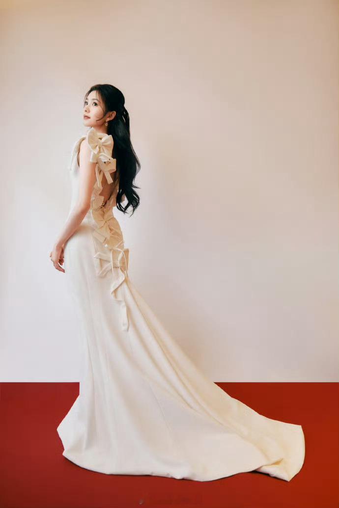 派酱安利刘浩存白裙半扎发造型白裙轻曳，半扎的发丝又挽起几分温柔，把干净与灵动