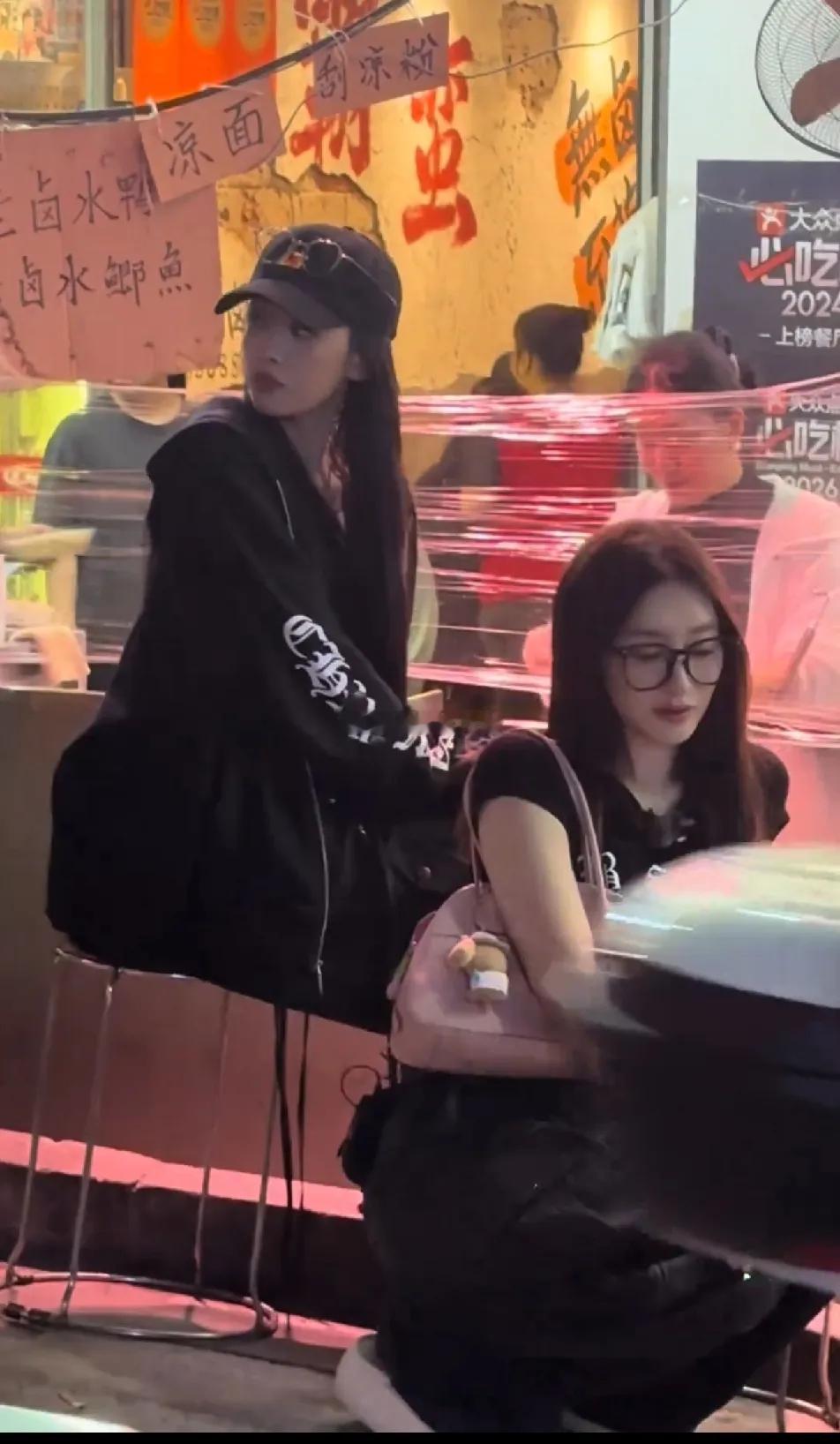 70后的李小冉和90后的孙怡看起来像姐俩，谁能信俩人差了17岁呢？！孙怡这身高，