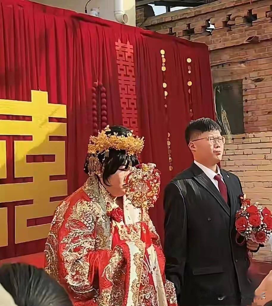 大衣哥女儿的公公回应儿子娶了雪梅还不高兴，婚礼上朱雪梅胖成球佝偻着身子挡着脸，新