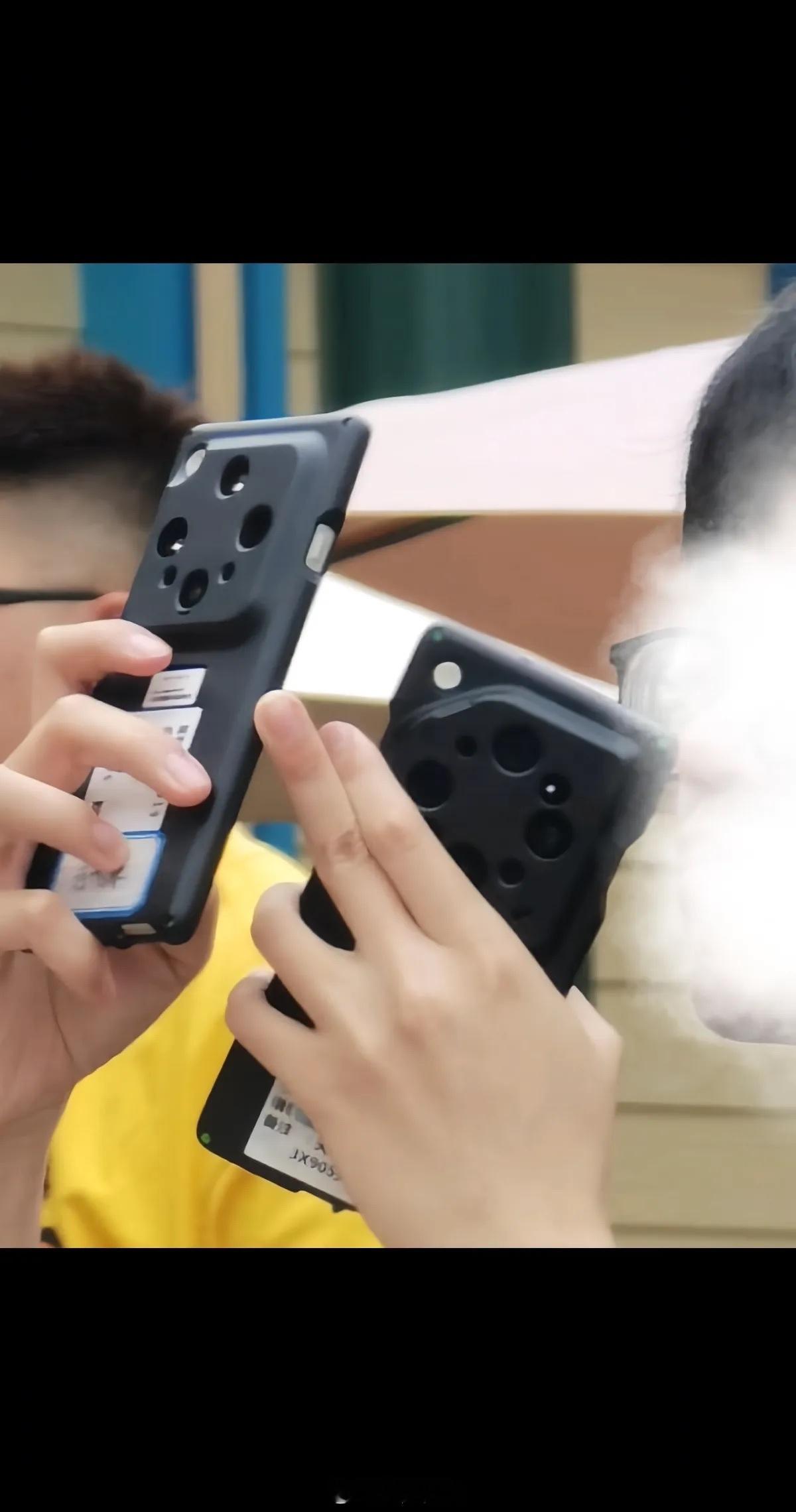 OPPOFindX9Ultra真机曝光，左边看着像X8Ultra，右边则是X9U