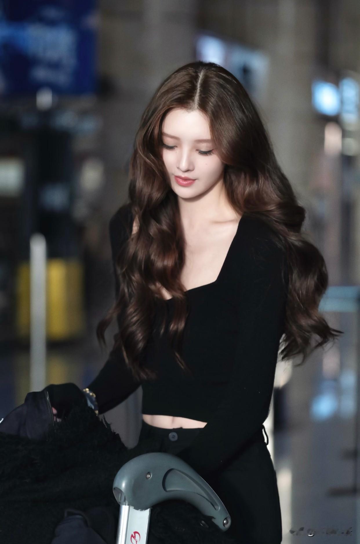 40多岁的表姐在东北餐馆端盘子，却始终穿得时髦、带着洋气美甲。每次去理发店时