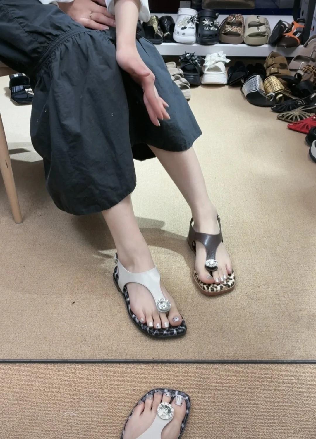 凉鞋拖鞋能帮忙选一下吗哪双好看女士凉鞋拖鞋沙滩凉鞋