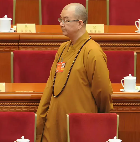 在释永信之前，佛教界曾有一位备受瞩目的名人接受调查，此人便是北京龙泉寺住持、中国