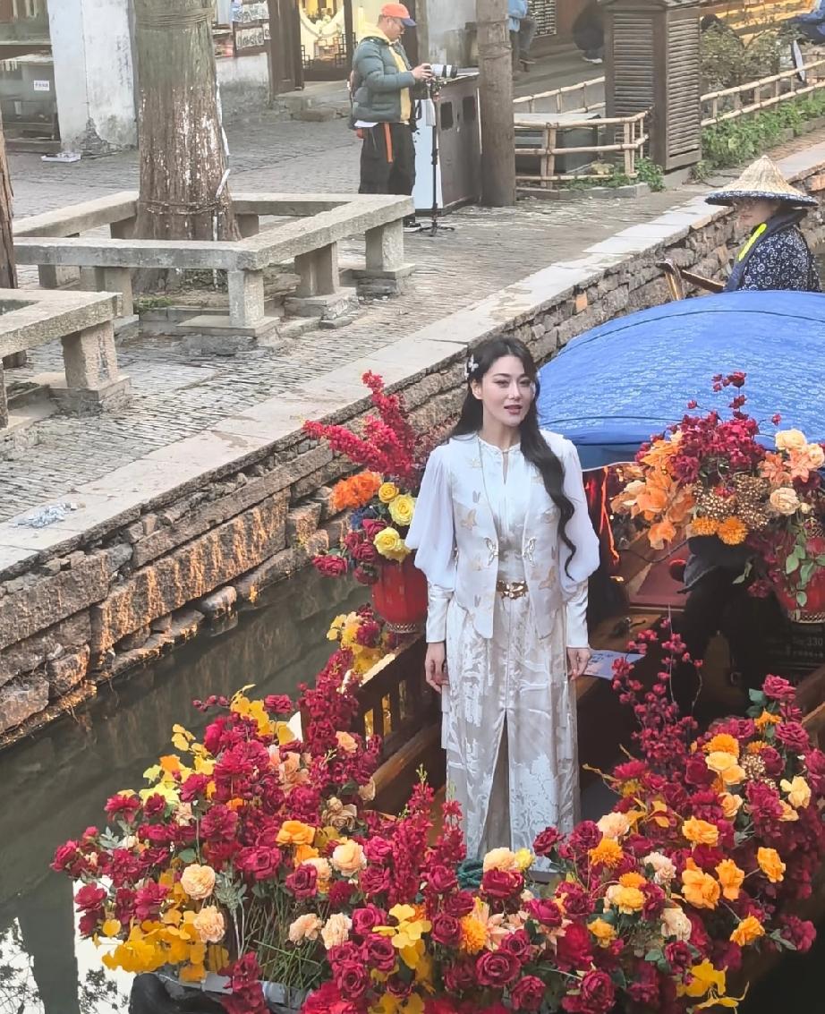 靠嫁人实现口碑逆袭的，恐怕就只有张馨予了，嫁给军人何捷的她，婚后过得幸福，整个人