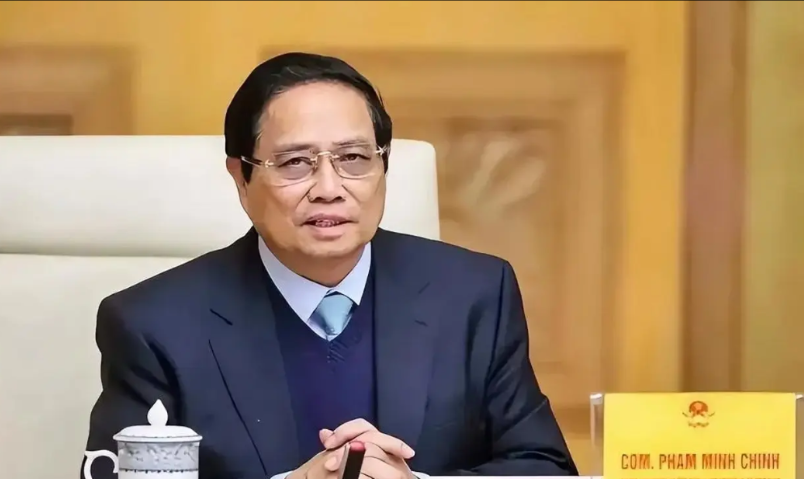 越南总理范明政最近挺能折腾。一边对中国阴阳怪气、伸手要技术，一边火速和美国搞关税