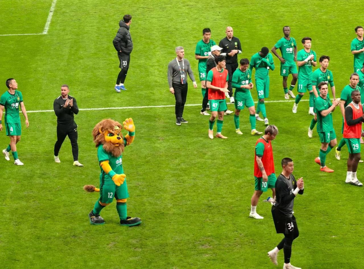 国安拉响保级警报！北京国安主场2比4输给倒数第一的天津，堪称惊天大冷。国安上一