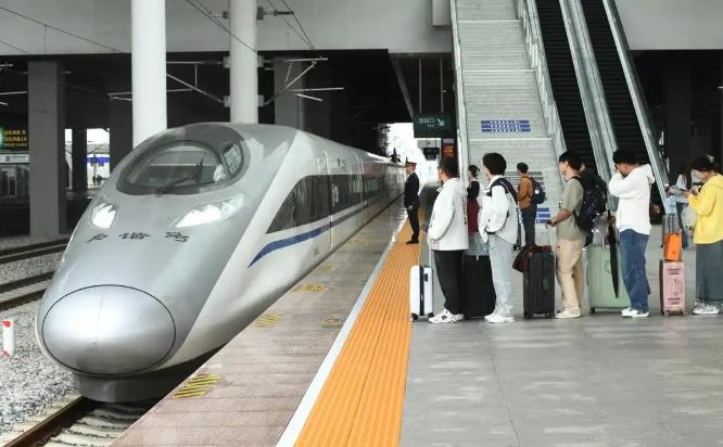 中国为什么执意要发展高铁，而不是廉价航空？因为中国在做一个赌注，赌得就是你用电，