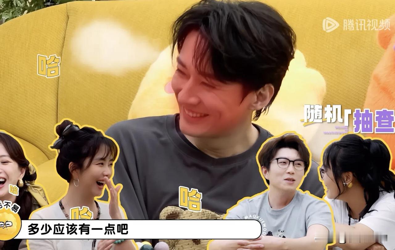 刘学义被围看《兰香如故》里露胸肌镜头。他说自己拍古装戏，都得脱上衣露肌肉。李梦说