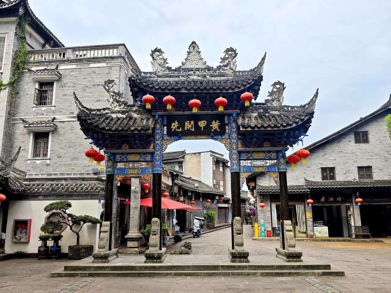 安居名镇，是重庆唯一被称为“城”的古镇，至今已有1500多年历史。隋、宋、明