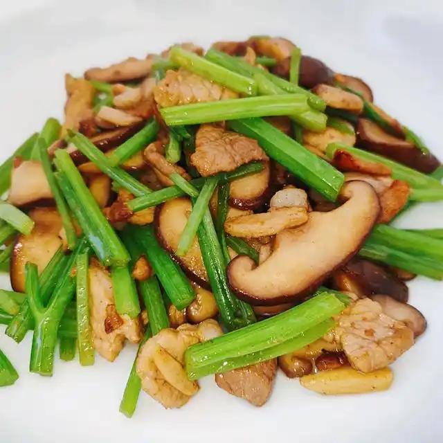 “夏补钾，体不乏”，夏天多吃芹菜香菇炒肉，腿脚有劲，精神足！谁说夏天就只能靠