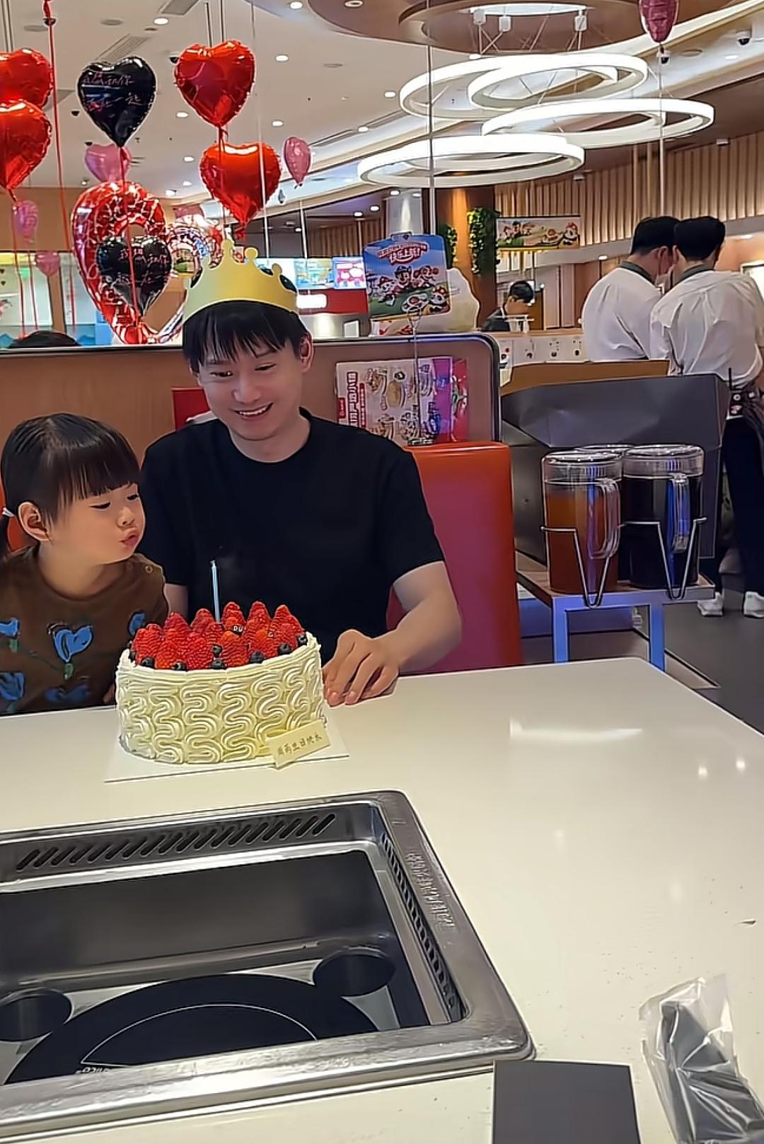 周雨过生日，十一抢着吹蜡烛周雨一家在餐厅过生日，可爱的小十一扎了两个羊角辫，爸