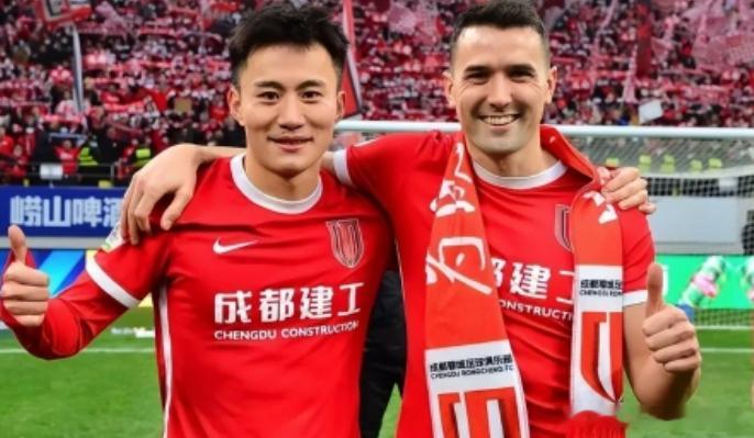 命运捉弄！周定洋想找高薪下家却遭新规暴击，多队退出，转会无望中超冬季转会窗口即将