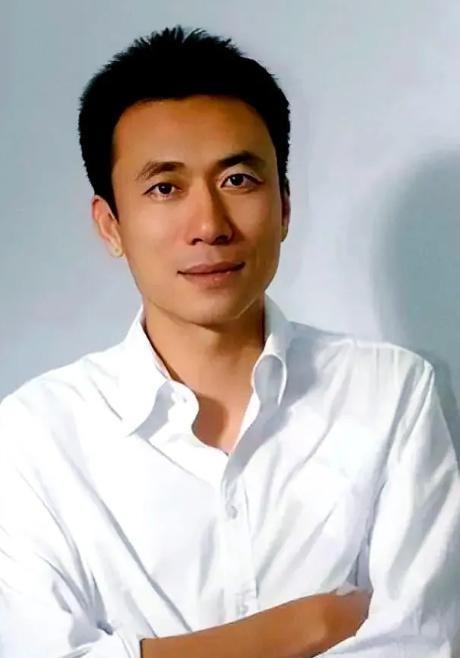2008年，亿万富豪王微婚内偷偷出轨舞蹈演员同居后，回家想和老婆杨蕾离婚