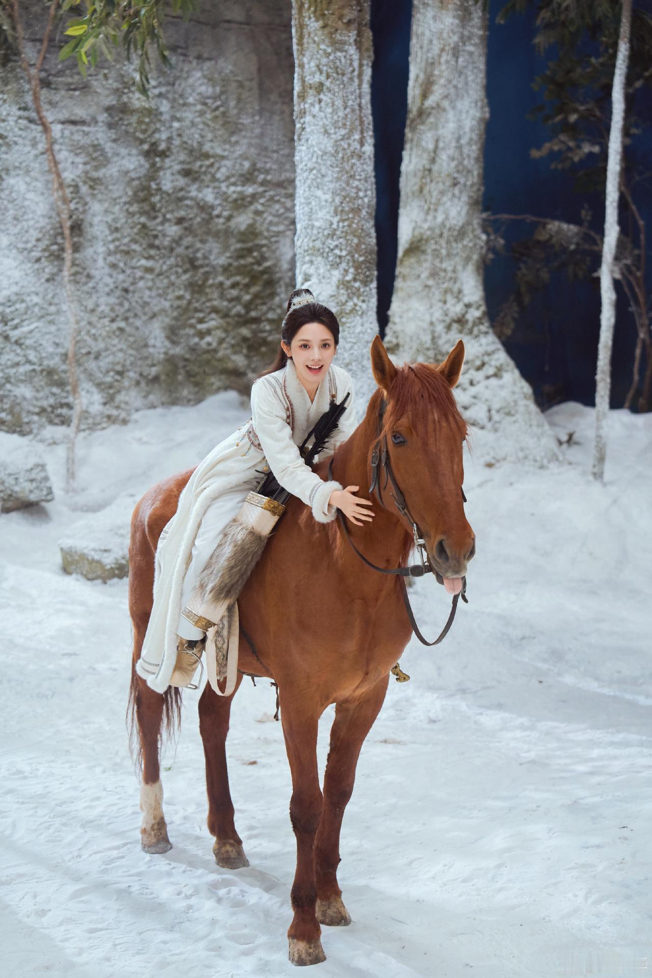 《凤凰台上》虽然播出数据不尽人意，但还轮不到原作者出来对主演说三道四博热度吧⁉️
