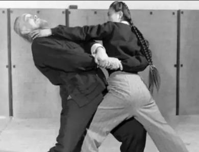 1968年，80岁的武僧宋九庵遇见了18岁的流浪姑娘宋莲萍，当时宋莲萍已经饿晕，