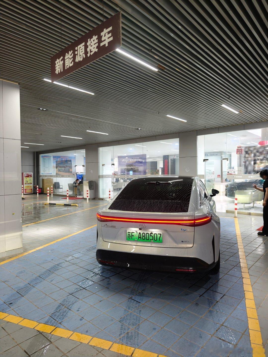 因为我的丰田铂智7蹭了一下去修车，所以两台车去，一台车回家​​​