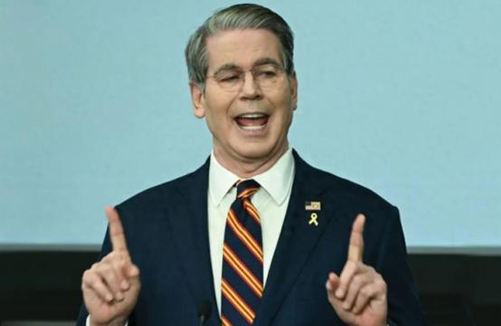 面对镜头，美国财长贝森特冷静下来终于说出了心中的话：中国是美国在现代史上从没见到