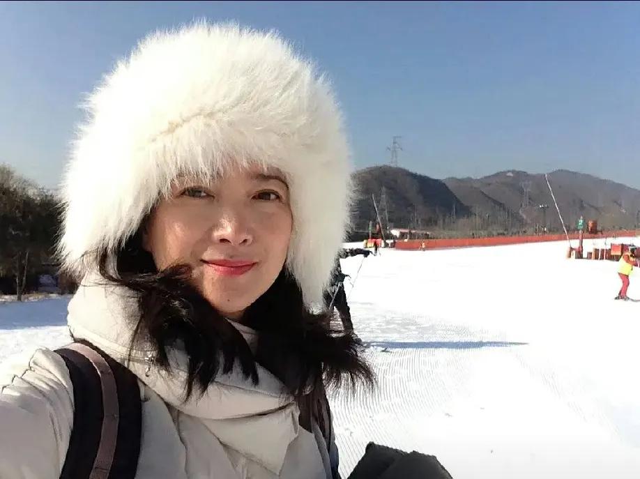 2018年冬天，54岁的何晴拍下了这张珍贵的雪景照。照片中的她淡妆素裹，气色不