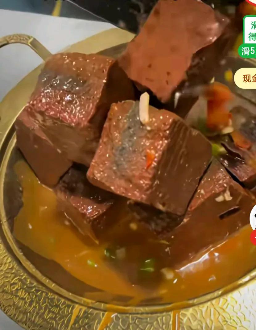 顾客觉得饭店的饭菜不够硬，结果大厨给她做了一道红烧砖块，网友说，现在是正儿八经