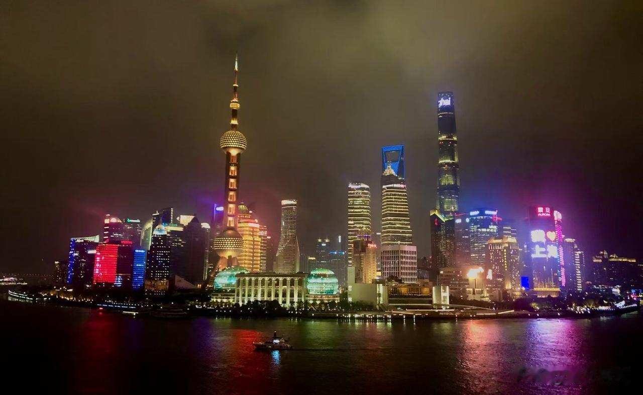 论夜景，长沙真的不输上海吗？上海是综合实力断层领先的“全能型不夜城”。权威夜经