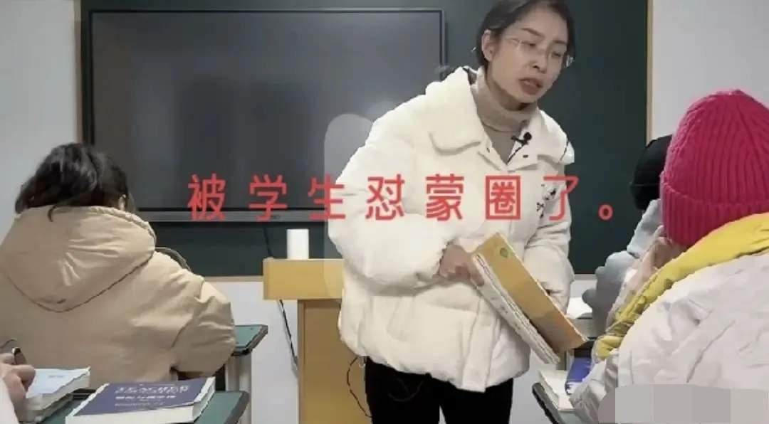 课堂上，老师正在讲课，有一个学生不停地在下边说话。老师对着这个学生说：你有本事了