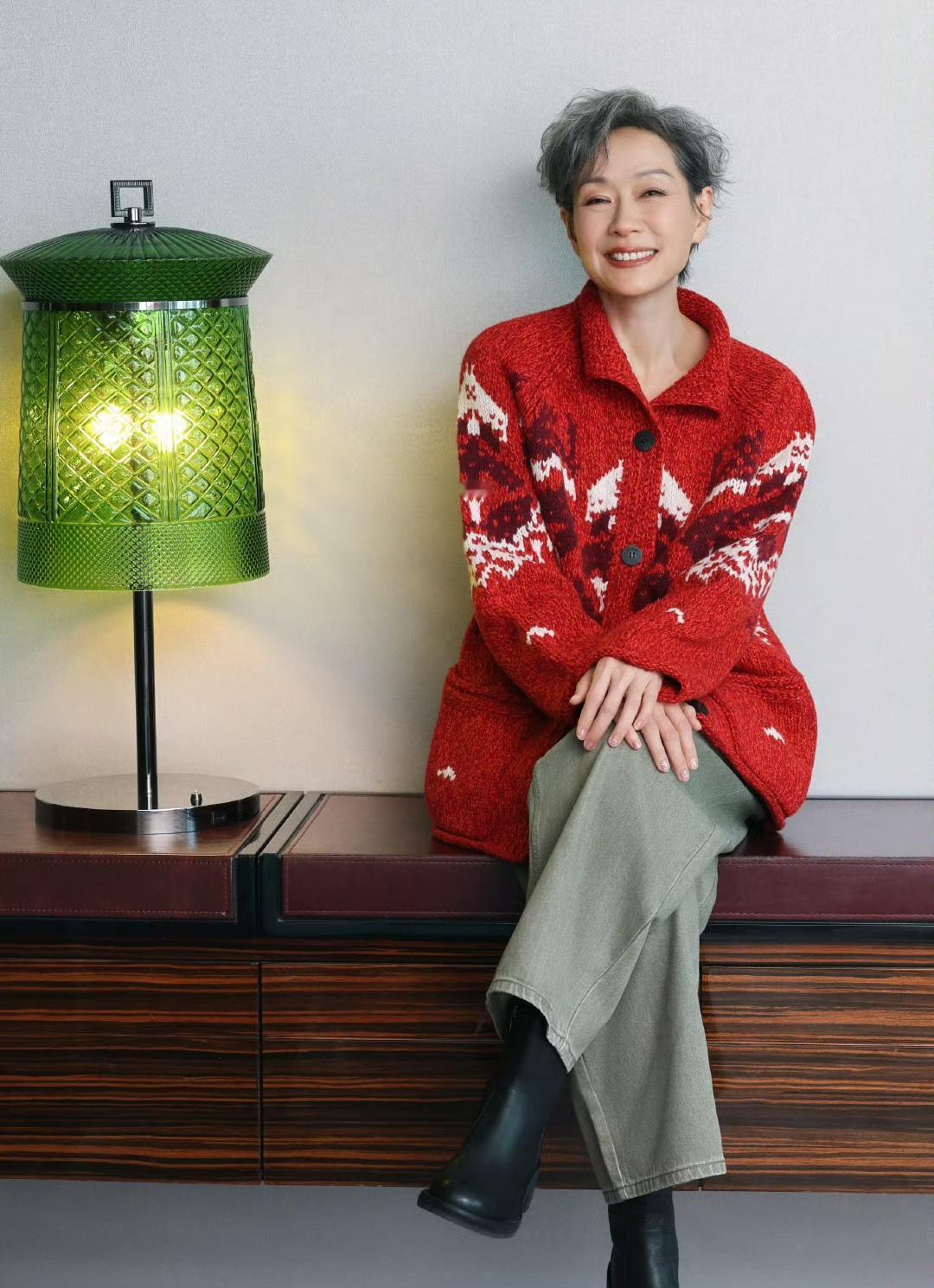 60岁左右的女人过年怎样穿好？还在纠结中的你，不如看看62岁的叶童是怎样穿的