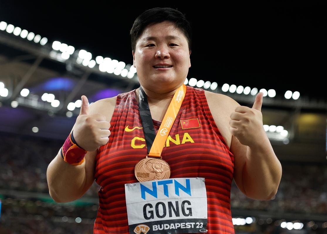 越想越不对劲！名古屋亚运会上中国代表团金牌拿得盆满钵满，可领奖台上一眼扫过去：胸