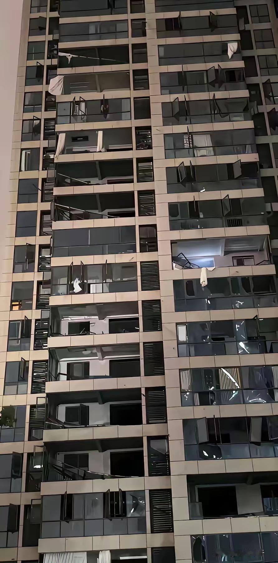黄冈这次的事看完，相信不少人买房的底气直接碎一地，天灾之下暴露的房屋隐患，真的戳