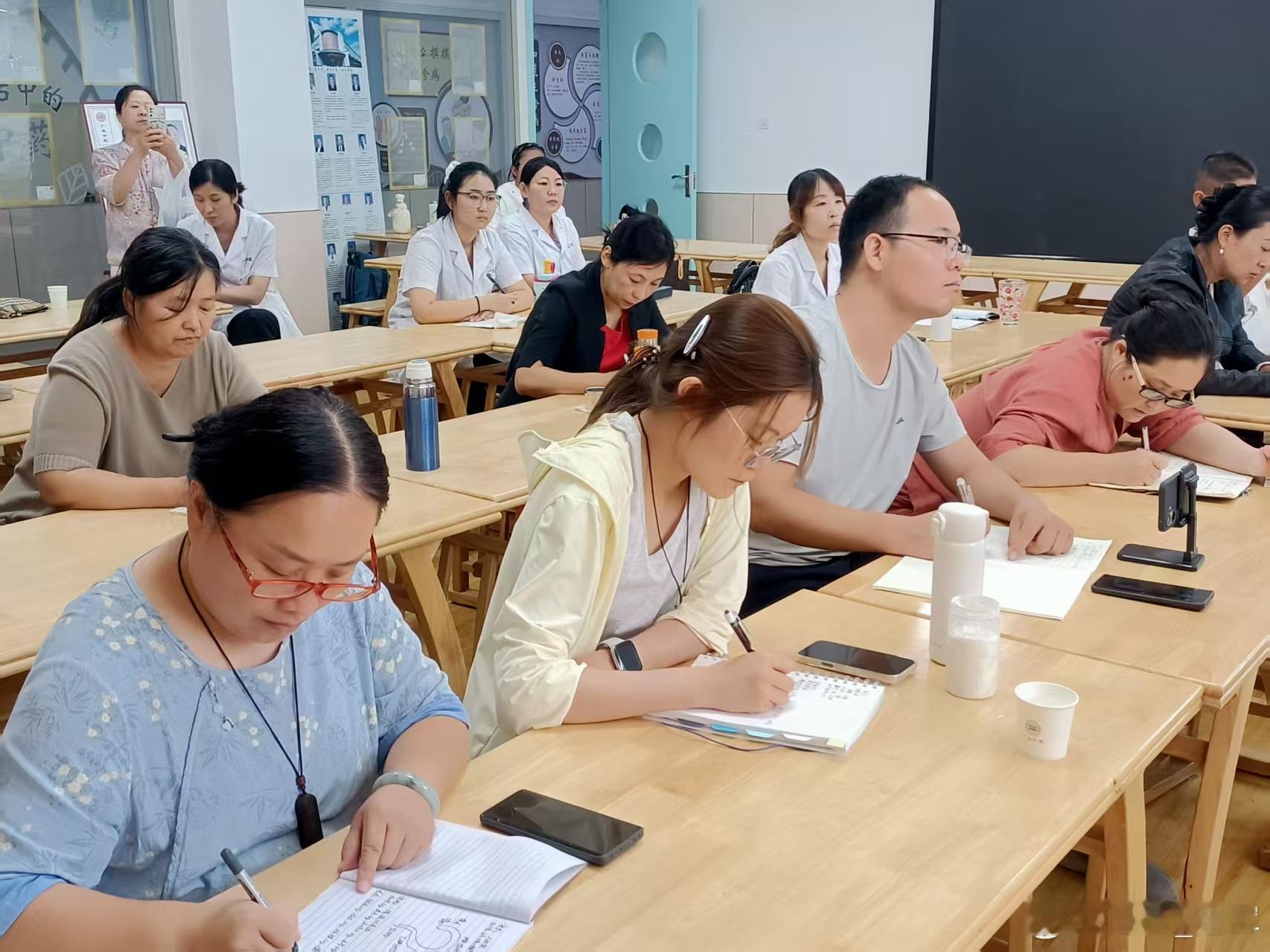 小儿止抽方法，但效果真明显，2个中药磨成粉直接贴上去孩子抽动这事儿，可不是现在