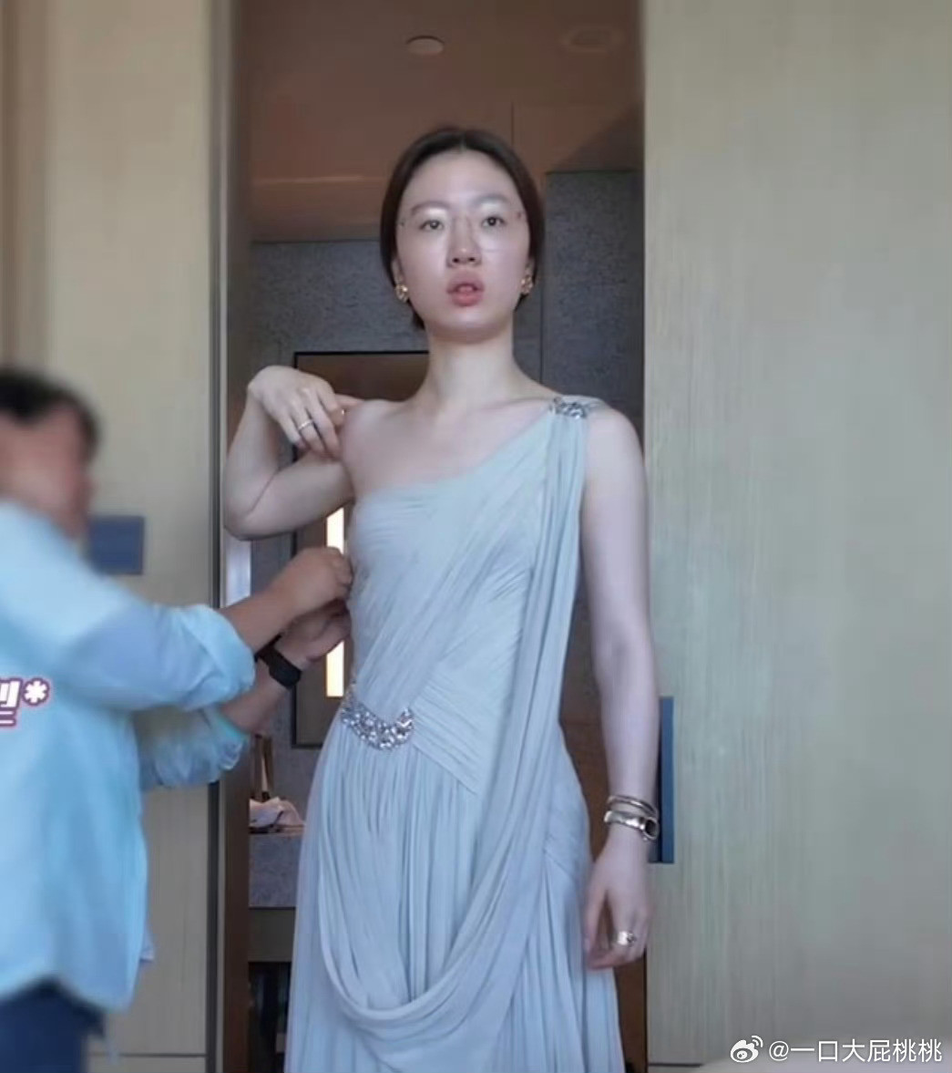 单依纯还蛮有个性的，这么素的素颜都敢放[笑着哭]​​​