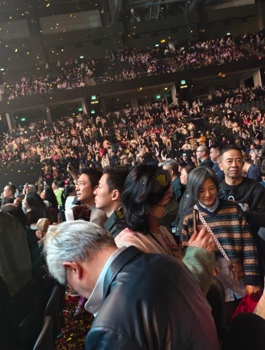 郭晶晶的婆婆朱玲玲带着现任老公罗康瑞和二儿子霍启山小儿子霍启仁，一起看好闺蜜叶倩