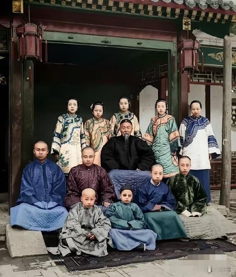 这是一张呈现晚清时期李鸿章家族合影的彩色老照片，画面以传统中式建筑（带有典型的飞