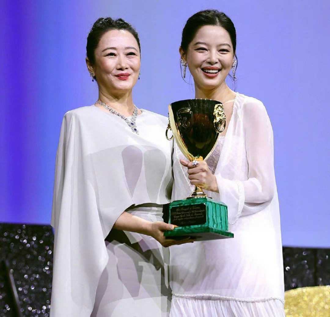 赵涛连续三年入选威尼斯主竞赛评审！超级厉害的涛姐🤩颁奖典礼看辛芷蕾的眼神也都