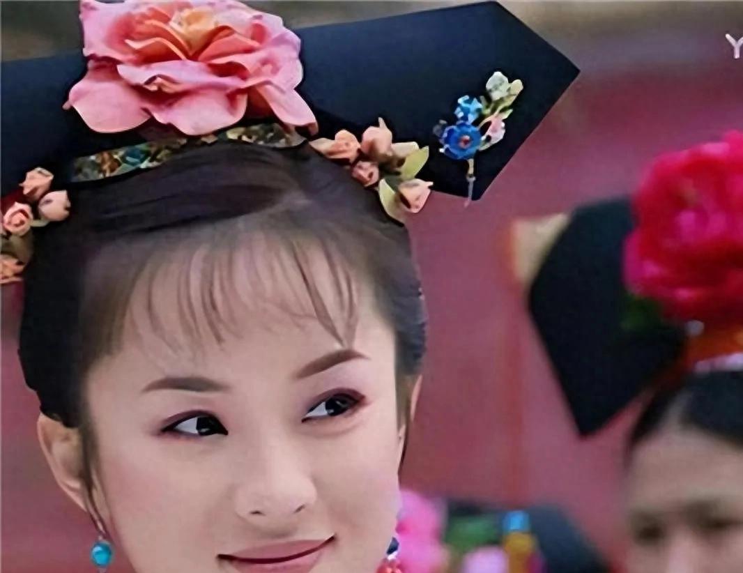 1661年，顺治刚咽气，20岁的贞妃就被逼殉葬。贞妃匆忙更衣，几个小太监就冲进她