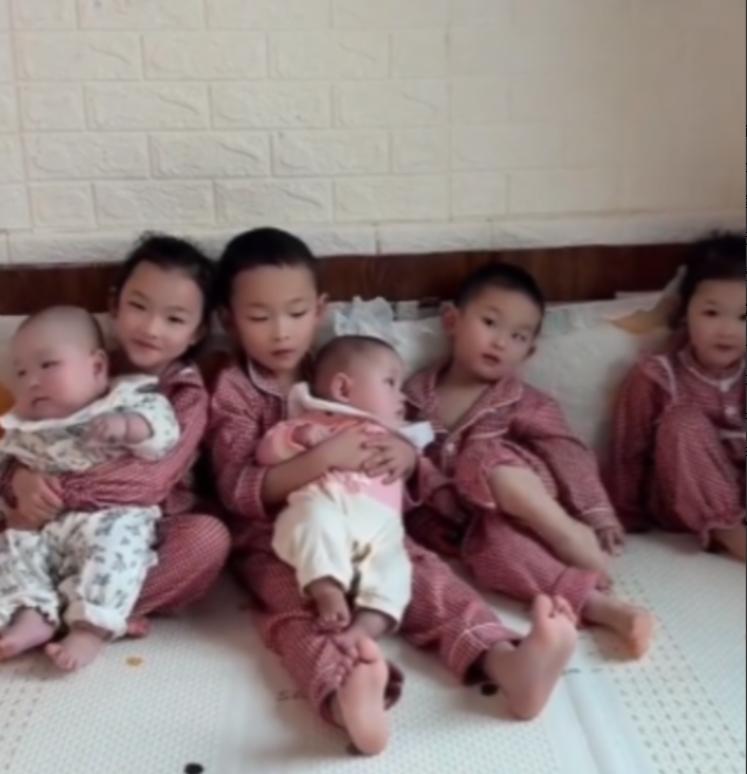 辽宁鞍山，一名女子怀孕生子，结果她生了3次，每次都是双胞胎，现在家里6个娃，床都