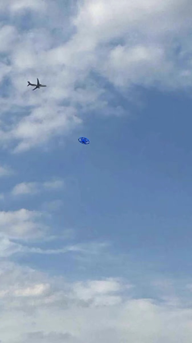 美国疑出现可变形UFO盘旋15分钟这UFO是不是MadeinChina义乌啊