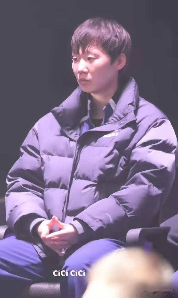 王曼昱静静坐着，却让教练组心里一沉这场球看得人心里真不是滋味。场上的蒯曼一