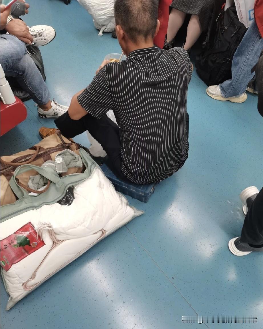 地铁里直接摆“地板餐桌”!直接皱眉——地铁车厢里，有人把行李摊一地，坐地上