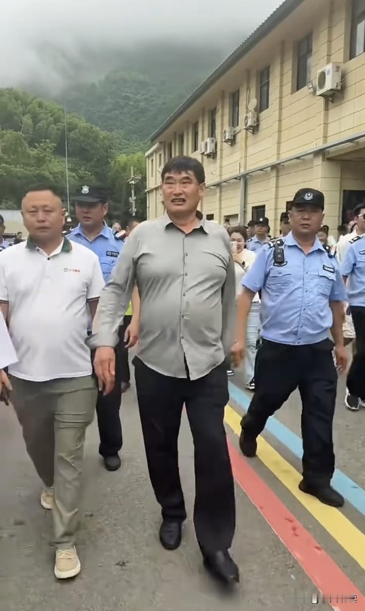 大衣哥朱之文为什么那么火？因为他接地气，时时刻刻保持着农民歌手的本色。一个拥有好
