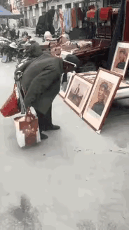 泪目了！一个拾荒老人，在经过一个画摊时，看到毛主席的像，放下手里的东西，恭恭敬敬