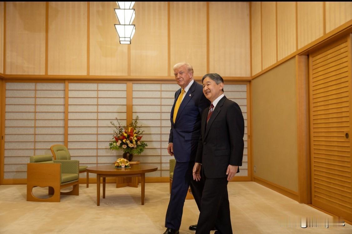 特朗普会见日本天皇德仁。这是两人第二次会面。这一次与2019年两人第一次见面场景